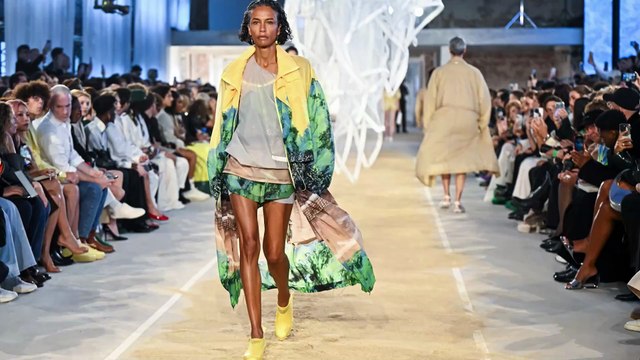 Dal campo da tennis alla spiaggia: Lacoste porta il relax in passerella a Parigi