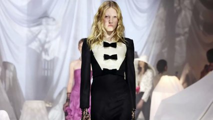 Alessandro Michele reinventa Valentino: il debutto del designer tra opulenza e fragilità