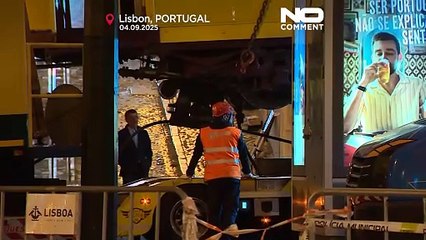 Enlèvement des débris du funiculaire de Lisbonne après un accident mortel