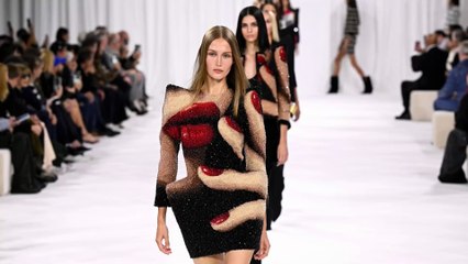 Balmain, silhouette scultoree e bellezza senza età per la PE 2025 a Parigi