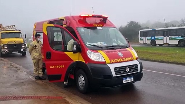Mulher escorrega com veículo elétrico na chuva e é socorrida pelo Siate nas margens da BR-277, em Cascavel