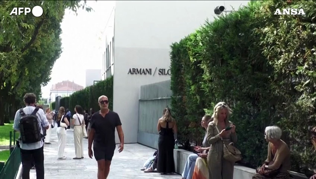 Armani Teatro, il saluto della gente dopo la morte dello stilista italiano