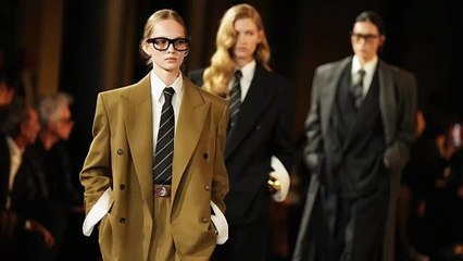 Saint Laurent PE 2025, torna il tuxedo: la collezione che omaggia e rinnova lo stile Yves