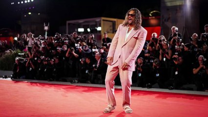 Smalto e Birkenstock, ironia e libertà: il look di Jason Momoa che ha catturato Venezia