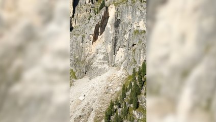 Crollo di roccia al Mulaz sulle Pale di San Martino: il sopralluogo dell?elicottero