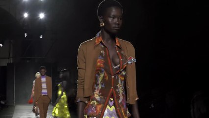 La sfilata di Versace Primavera-Estate 2025 al Castello Sforzesco