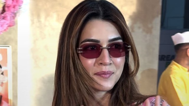 गणपति बप्पा के दर्शन करने पहुंचीं Kriti Sanon, ट्रेडिशनल लुक में आईं नज़र