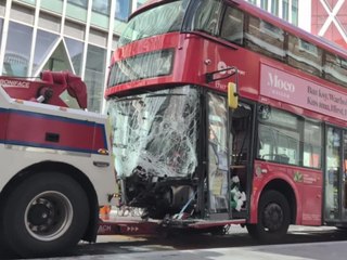 Schock in London: Doppeldeckerbus kommt von der Straße ab