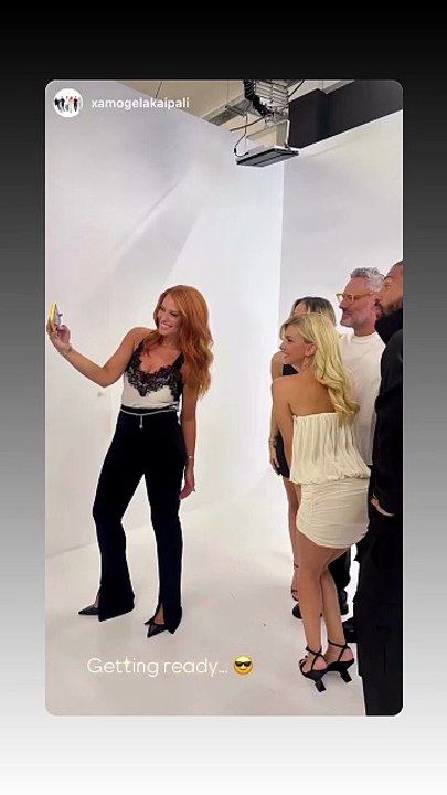 Η Σίσσυ Χρηστίδου με τους συνεργάτες της στη φωτογράφηση για το Χαμογέλα και πάλι 3