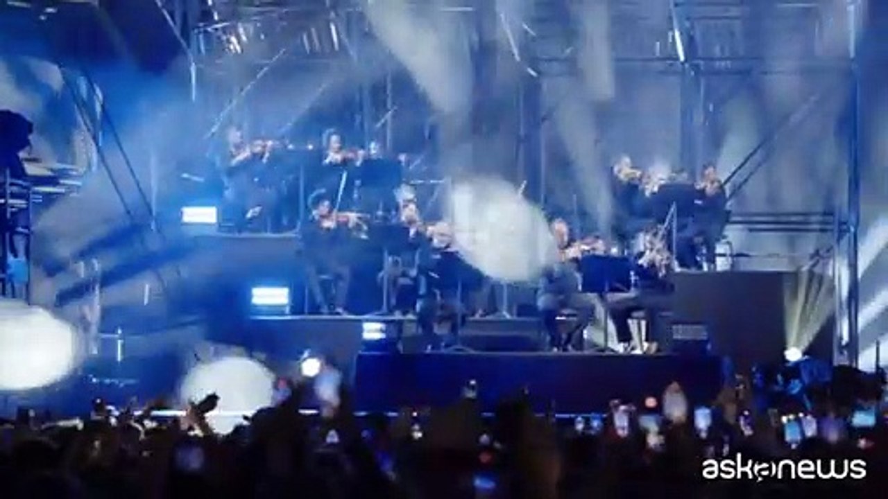 Lazza con l'Orchestra sinfonica di Milano: che show fuori da San Siro