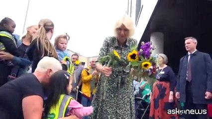 La regina Camilla dona un sorriso ai pazienti del nuovo centro oncologico