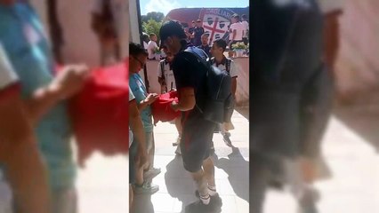 Cagliari, l'accoglienza di Buddus? all'arrivo dei giocatori per l'amichevole al campo "Borucca"