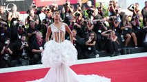 Venezia 2024, i best look della prima serata: il nero intenso di Monica Bellucci, il rosso fuoco di Jenna Ortega