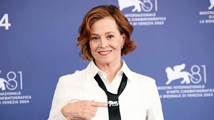 Sigourney Weaver, a Venezia si commuove per Kamala Harris: «Faccio il tifo per lei»