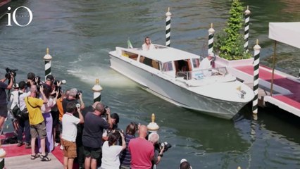 Sveva Alviti, camicia annodata e jeans: la madrina di Venezia 2024 è casual chic