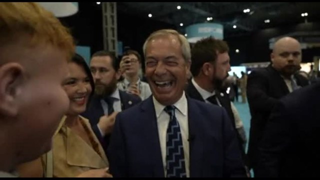 L'arrivo di Nigel Farage alla conferenza di Reform Uk a Birmingham
