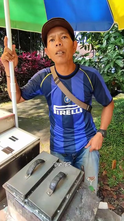 Cara masaknya masih tradisional kue rangi mang usman 5 ribu