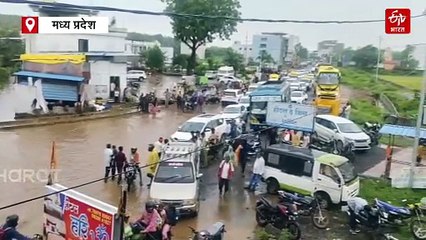 ओंकारेश्वर में भारी बारिश से बढ़ी मुसीबत, पानी की धार ने रोका सफर, जाम में फंसे श्रद्धालु