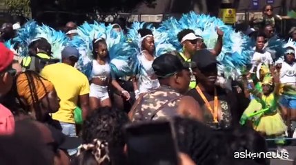 I londinesi pazzi per il coloratissimo Carnevale caraibico di Notting Hill