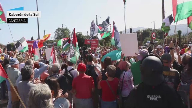Cacerolada contra el equipo israelí en la en la salida de la decimotercera etapa, en Cabezón de la Sal (Cantabria)