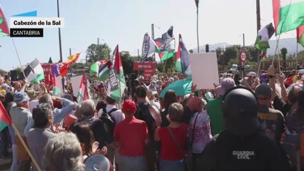 Cacerolada contra el equipo israelí en la en la salida de la decimotercera etapa, en Cabezón de la Sal (Cantabria)
