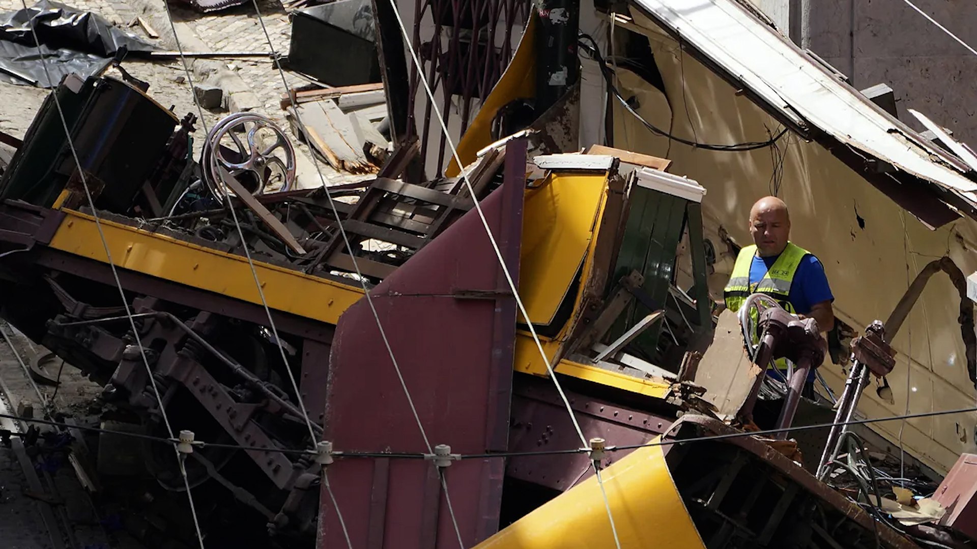 El balance del accidente del funicular de la Gloria, ocurrido el mi�rcoles en Lisboa, se eleva a quince fallecidos, entre ellos once extranjeros y cinco portugueses, seg�n informaron este viernes las autoridades portuguesas.

El siniestro se produjo por la tarde cerca de la avenida de la Libertad, cuando el emblem�tico funicular que conecta la plaza de Rossio con el Bairro Alto descarril� y se estrell� contra un inmueble.

Entre las v�ctimas figuran cinco portugueses, tres brit�nicos, dos surcoreanos, dos canadienses, una ciudadana francesa, un suizo, un estadounidense y un ucraniano, detall� la polic�a judicial en un comunicado.