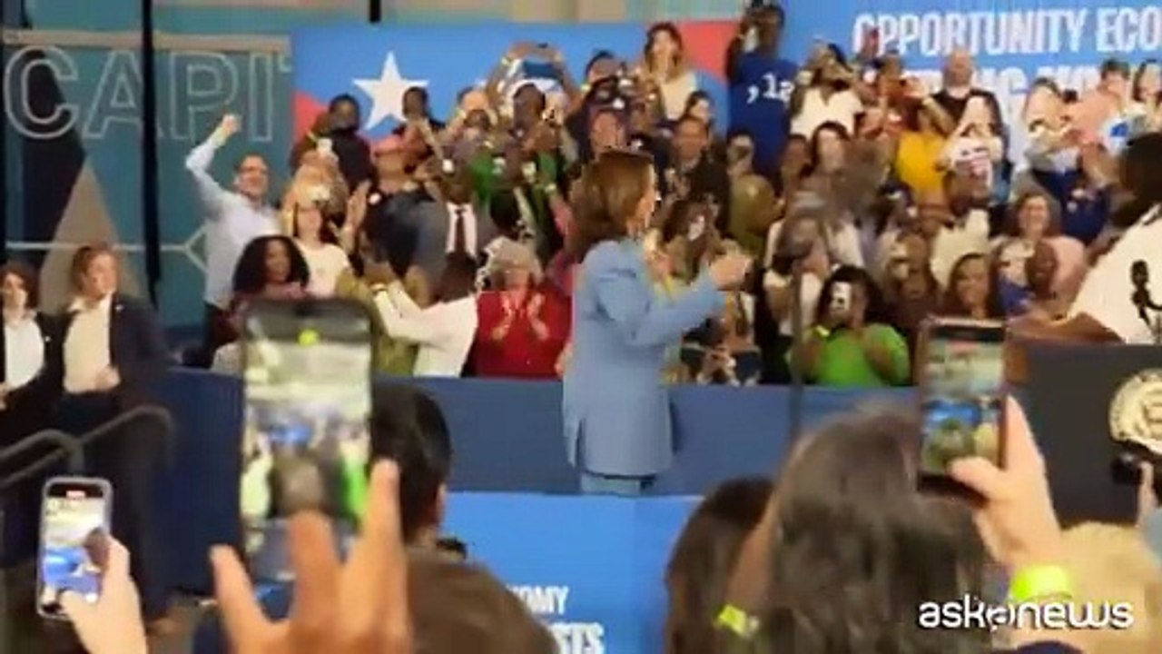 Kamala Harris e l'arte del power dressing. Così il suo stile racconta potere e femminilità