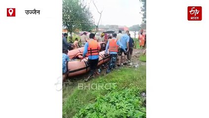उज्जैन में तेज बहाव में बही कार, बाल बाल बची शख्स की जान, 6 शिक्षकों का भी रेस्क्यू