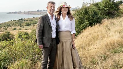 Mary di Danimarca, tour estivo all'insegna dello charme: il cappello è un tocco di classe