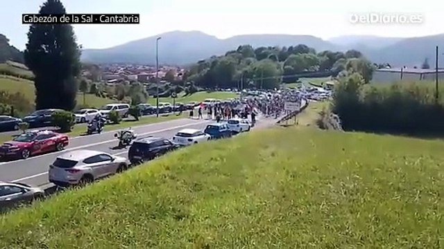 Activistas por Palestina protestan al paso de la vuelta por Cabezón de la Sal, en Cantabria: Boicot a Israel