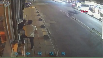 İstanbul- Bayrampaşa'da 2 motosikletin karıştığı kaza kamerada: 2 yaralı