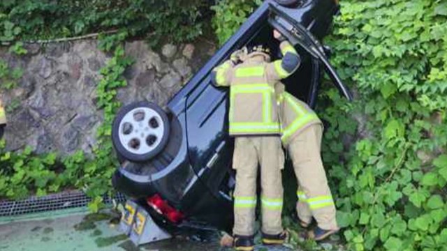 인천 대학 캠퍼스서 경차 추락...60대 운전자 부상 / YTN