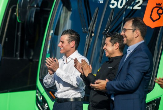 Miguel Flores garantiza transporte eficiente con nuevos camiones en Nuevo León