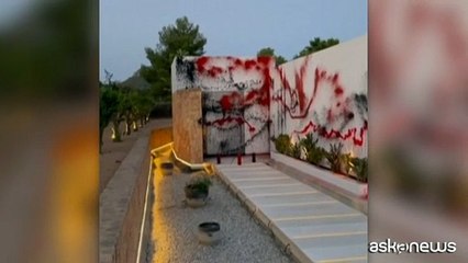 Leo Messi nel mirino degli attivisti climatici: imbrattata la sua villa a Ibiza