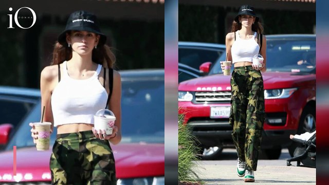 Come indossare la canotta bianca? Cinque look dai 20 ai 60 anni