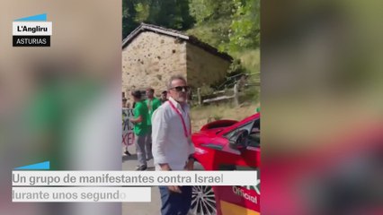 Un grupo de manifestantes detiene la Vuelta