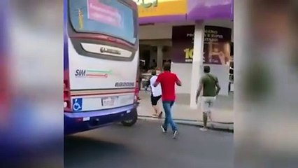 Jovem de 18 anos é presa após esfaquear homem em loja de calçados