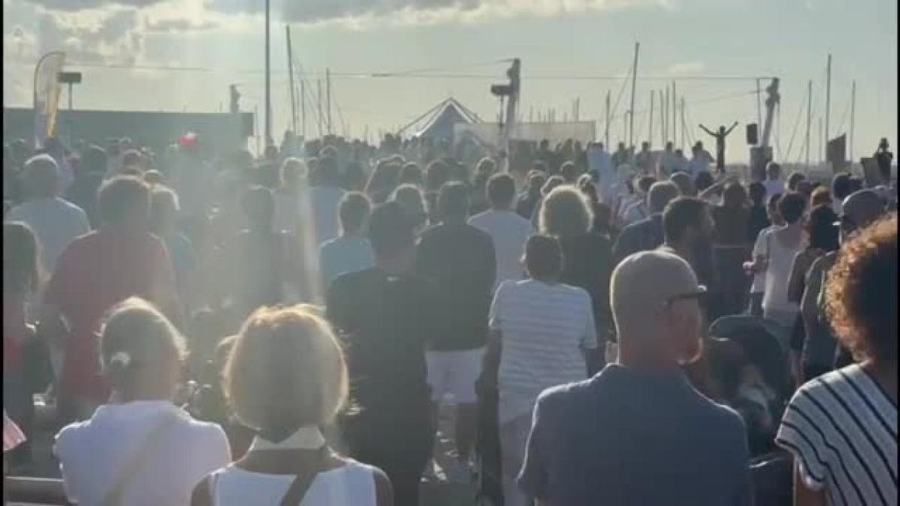 Rimini, il video della messa celebrata in spiaggia da Zuppi nel ricordo di don Oreste Benzi