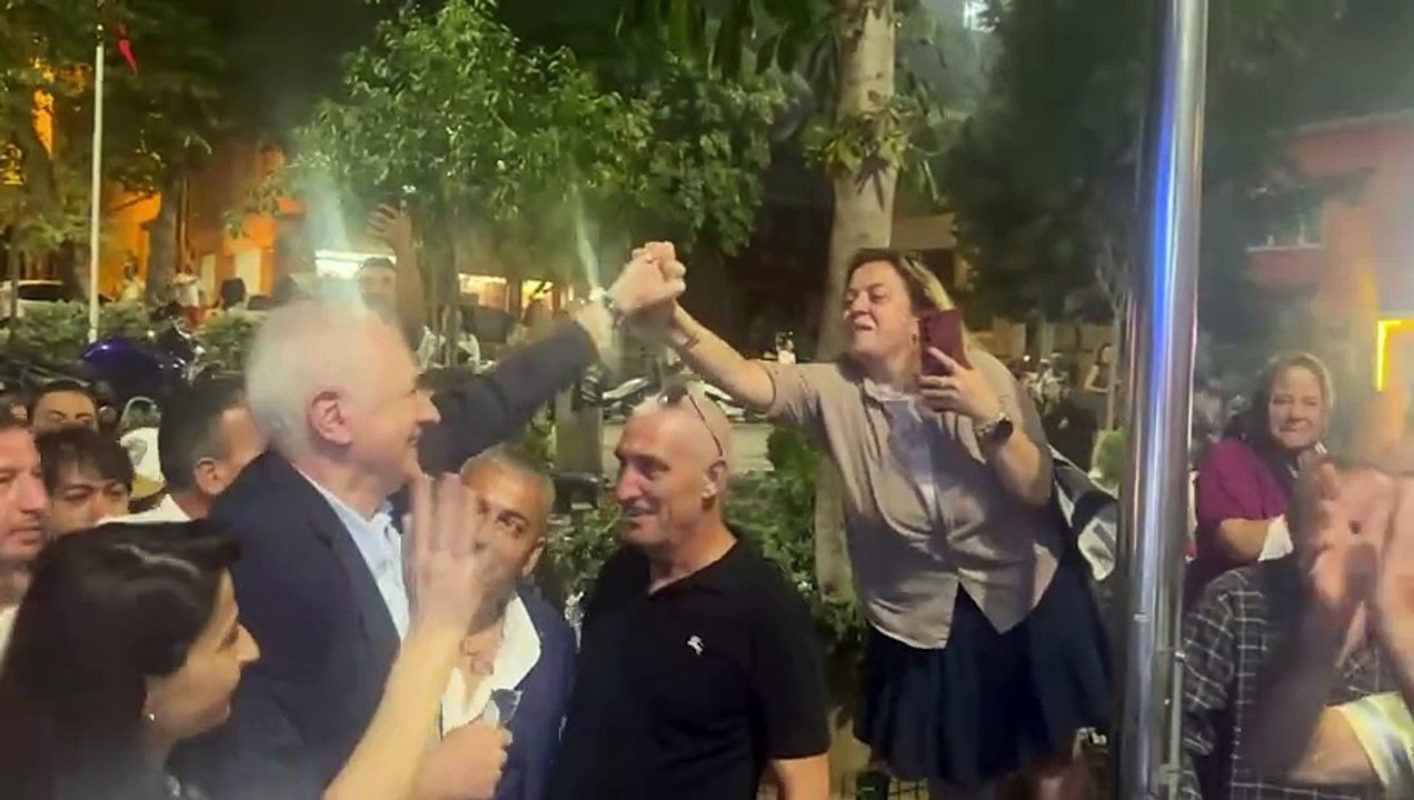 Tahliye edilen Beykoz Belediye Başkanı Köseler doğduğu mahallede halkla buluştu!