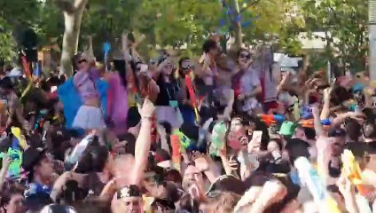 Pistoletazo de salida a las fiestas de Valladolid de 2025 con el desfile de peñas