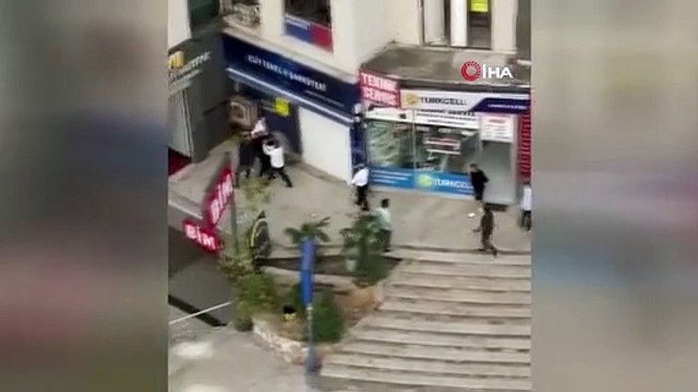 Esenyurt'ta iki gurubun kavgasında ortalık savaş alanına döndü!