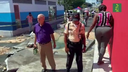 Avería en tubería inunda alrededores de la estación Los Taínos y causa congestión vehicular