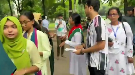 আচরণবিধি লঙ্ঘন করে ভোটকেন্দ্রের বাইরে ছাত্রদলের প্রচার পত্র দেওয়ার অভিযোগে ঢাবির নারী শিক্ষার্থী কর্তৃক চরম অসন্তোষ প্রকাশ। এসময় সেখানে ছাত্রদলের ভিপি পদপ্রার্থী আবিদ উপস্থিত ছিলেন।