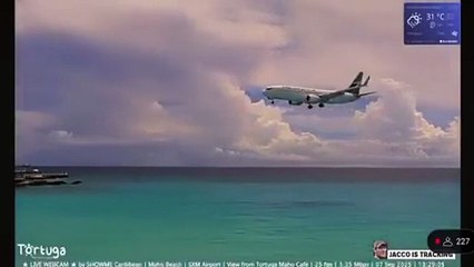 A Saint-Martin, un Boeing 737 a raté son atterrissage sur le tarmac de l’aéroport international Princess Juliana :  Le train d’atterrissage droit et l’aile droite ont été touchés et les passagers ont été évacués