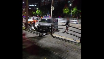 대전 둔산동 음주 의심 SUV, 보행자 펜스로 돌진 / YTN