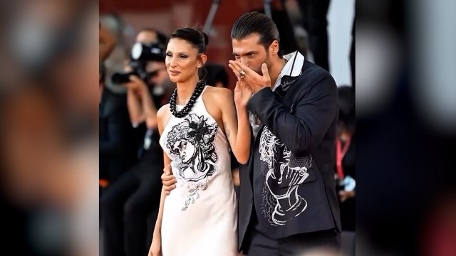 Can Yaman Venedik’te ödül aldı; sevgilisiyle kırmızı halıdaki uyumu dikkat çekti