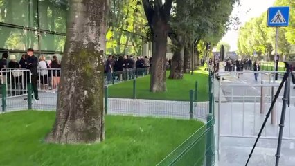 La lunga coda per Giorgio Armani alla camera ardente