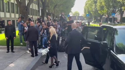 Armani, Donatella Versace porta dei fiori bianchi nella camera ardente