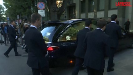 L'arrivo del feretro di Giorgio Armani alla camera ardente