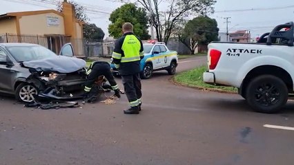 Fiat Argo fica destruído após colisão com Nissan Frontier em Cascavel